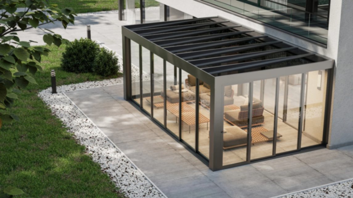 BQB veranda met glazen schuifwanden aan moderne woning