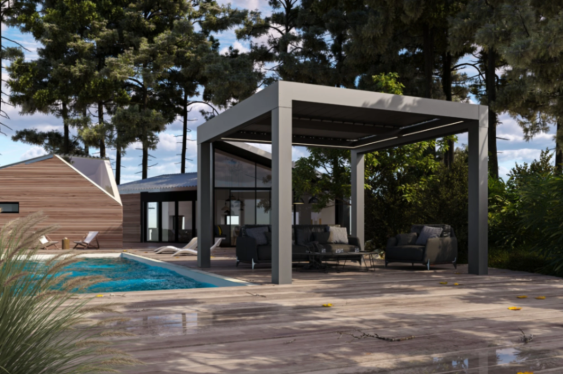 Vrijstaande pergola met lamellendak in tuin met dennenbomen