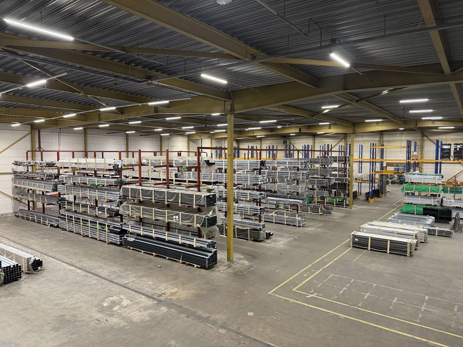 The Garden Gallery magazijn — aluminium profielen op voorraad in ons 14.000m² warehouse
